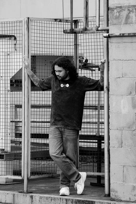 La primera acid wash gris